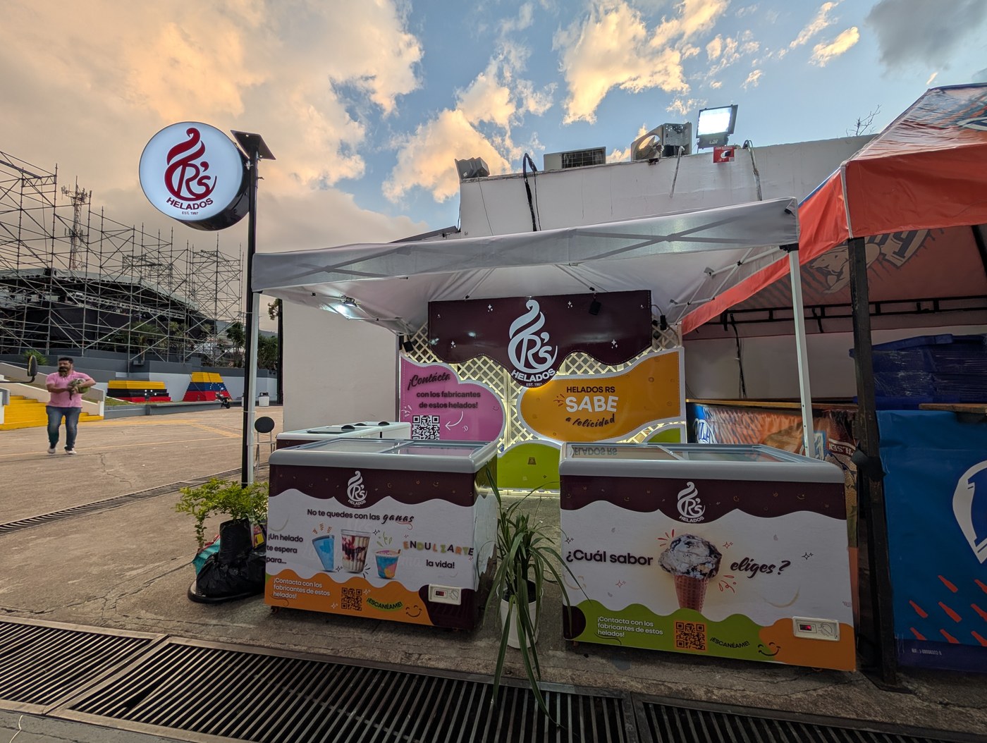 Stand Helados R’s al atardecer en la FISS