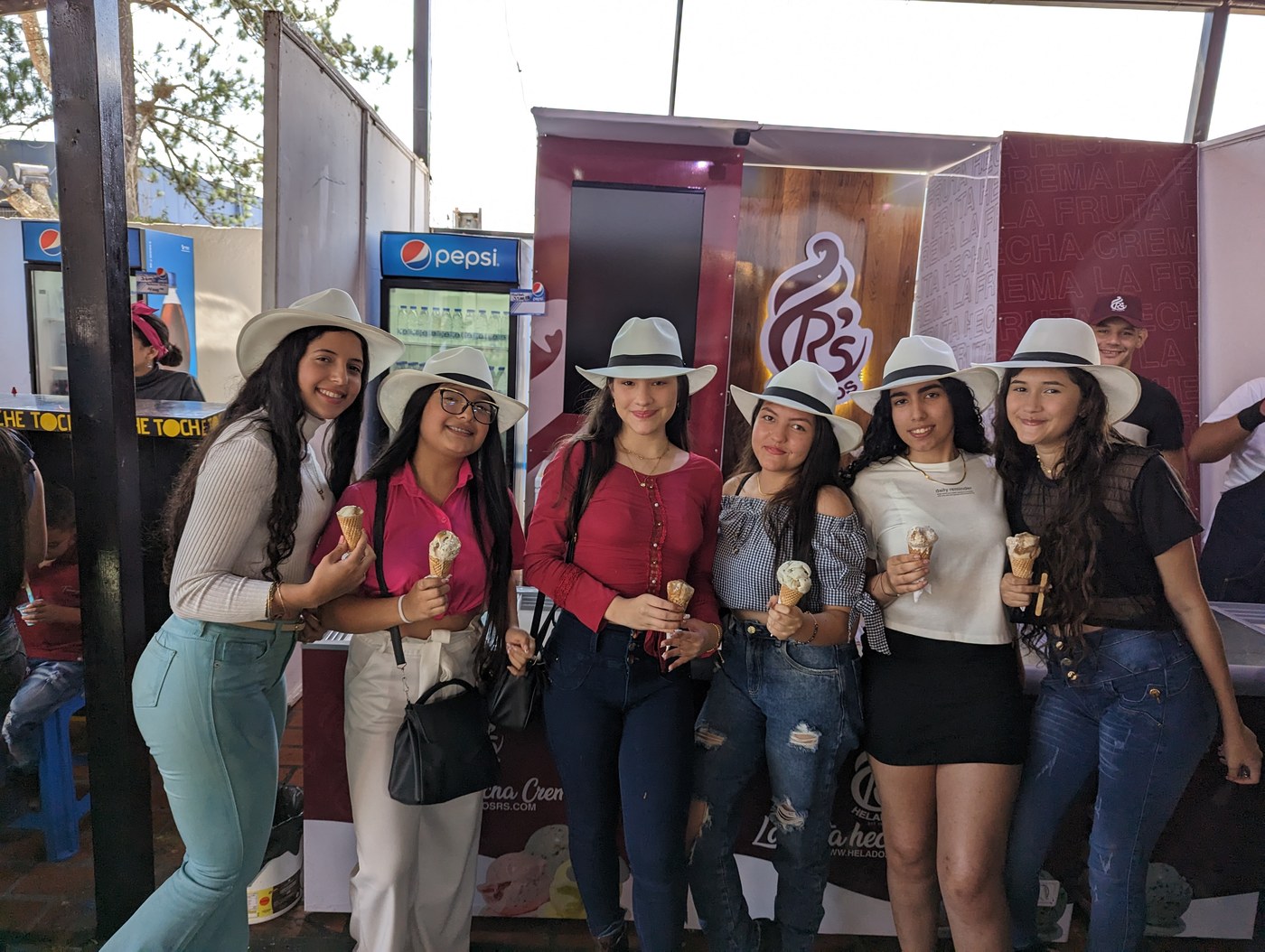 Amigas con barquillas Helados R’s en la feria