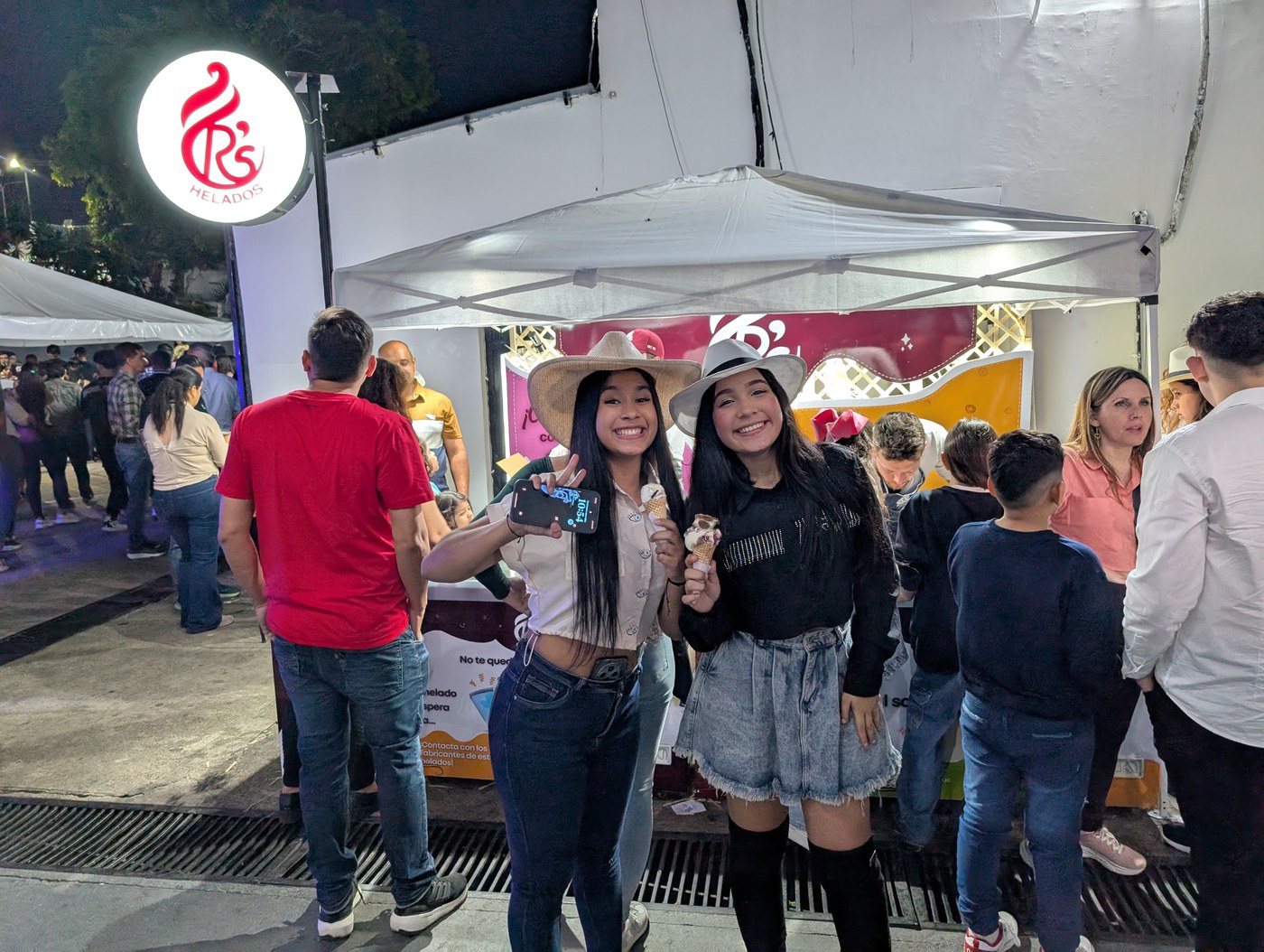 Visitantes en el stand de noche