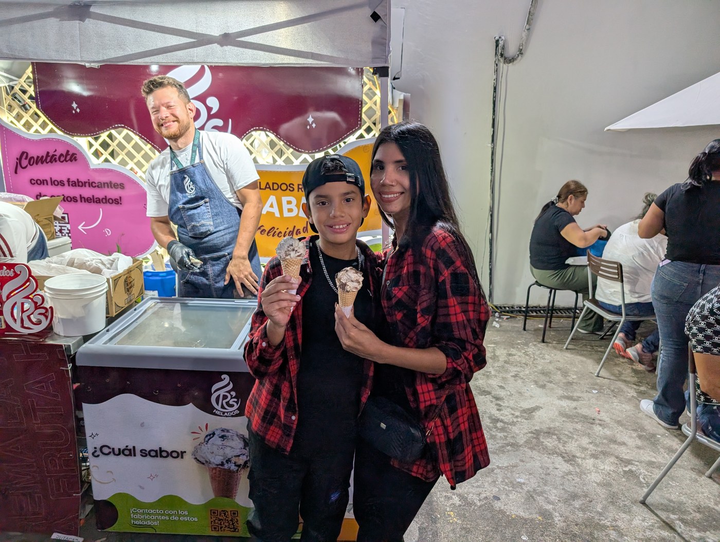 Familia disfrutando helado en el stand
