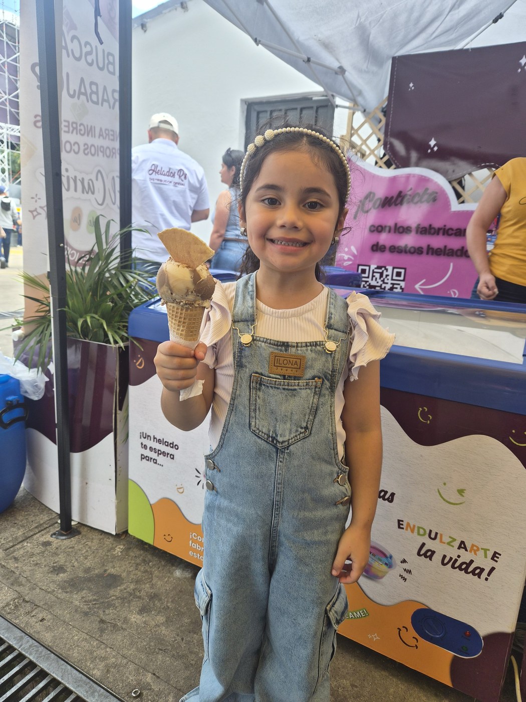 Niña con barquilla Helados R’s