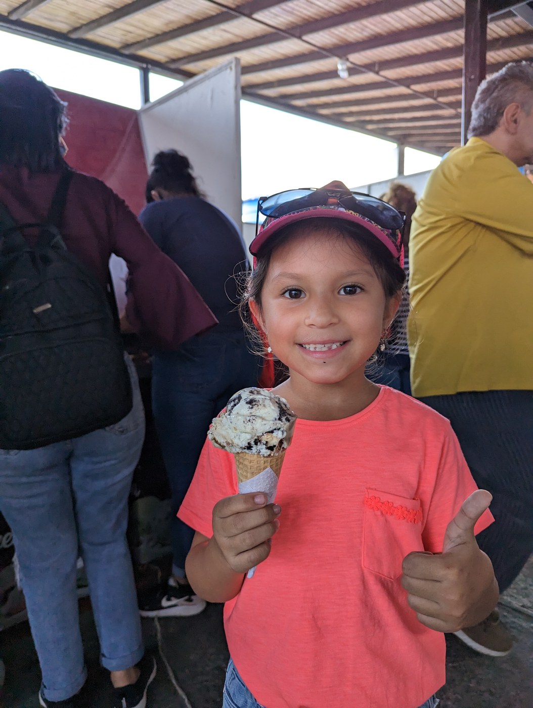 Niña con helado y pulgar arriba