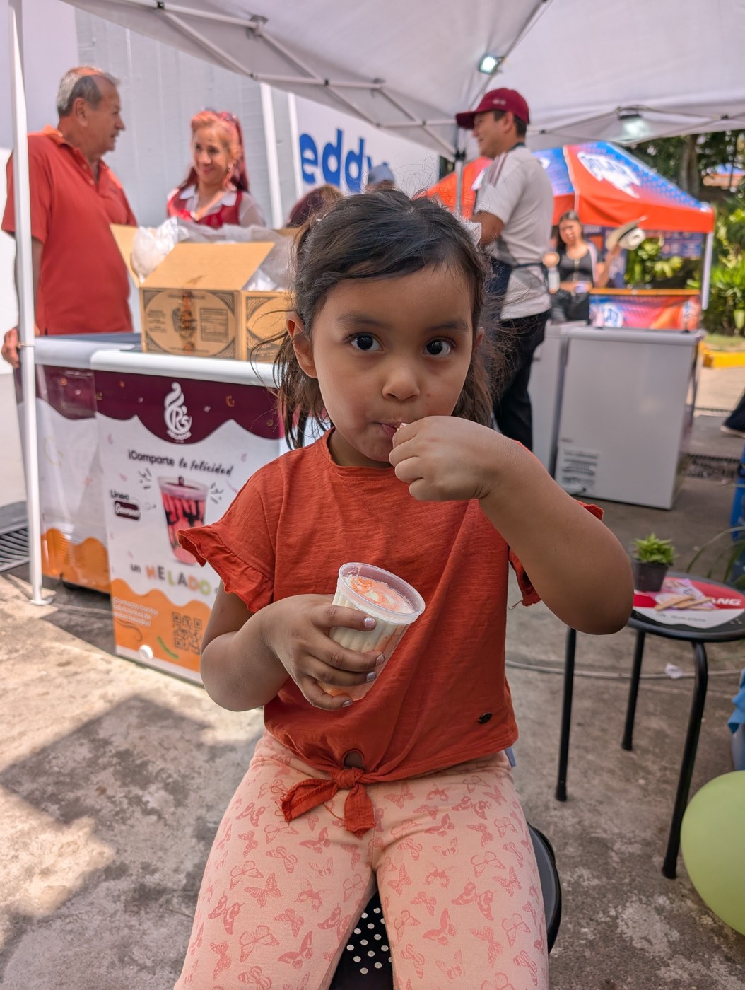 Niña con vasito de helado Helados R’s